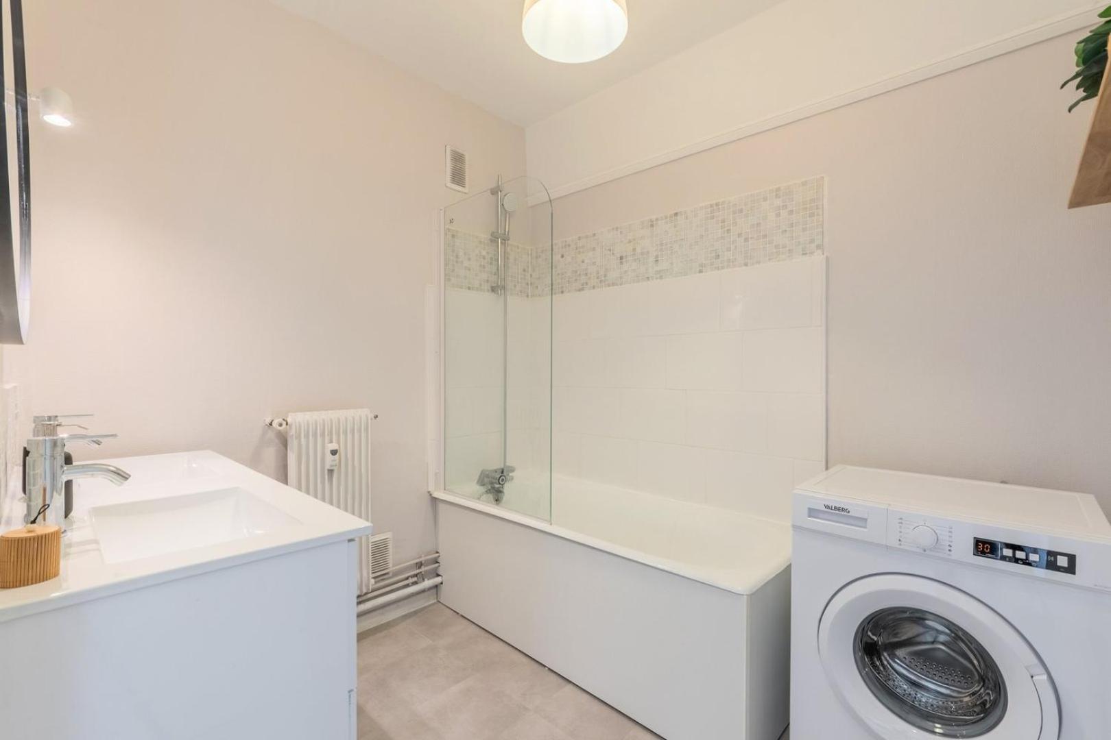 Spacious 3 Bedroom Apartment & Private Parking! Lambersart Exterior foto